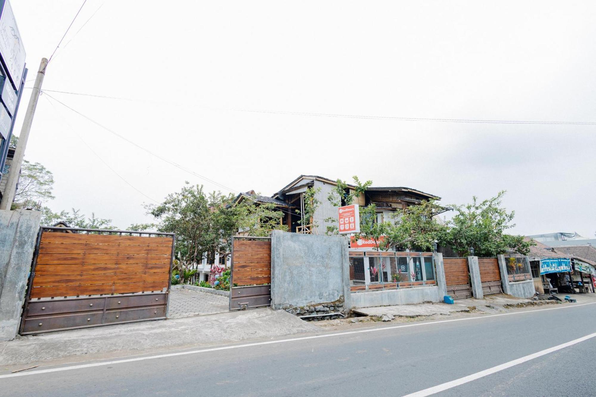 Reddoorz Syariah At Wisma Djokorio Poncokusumo Malang Zewnętrze zdjęcie