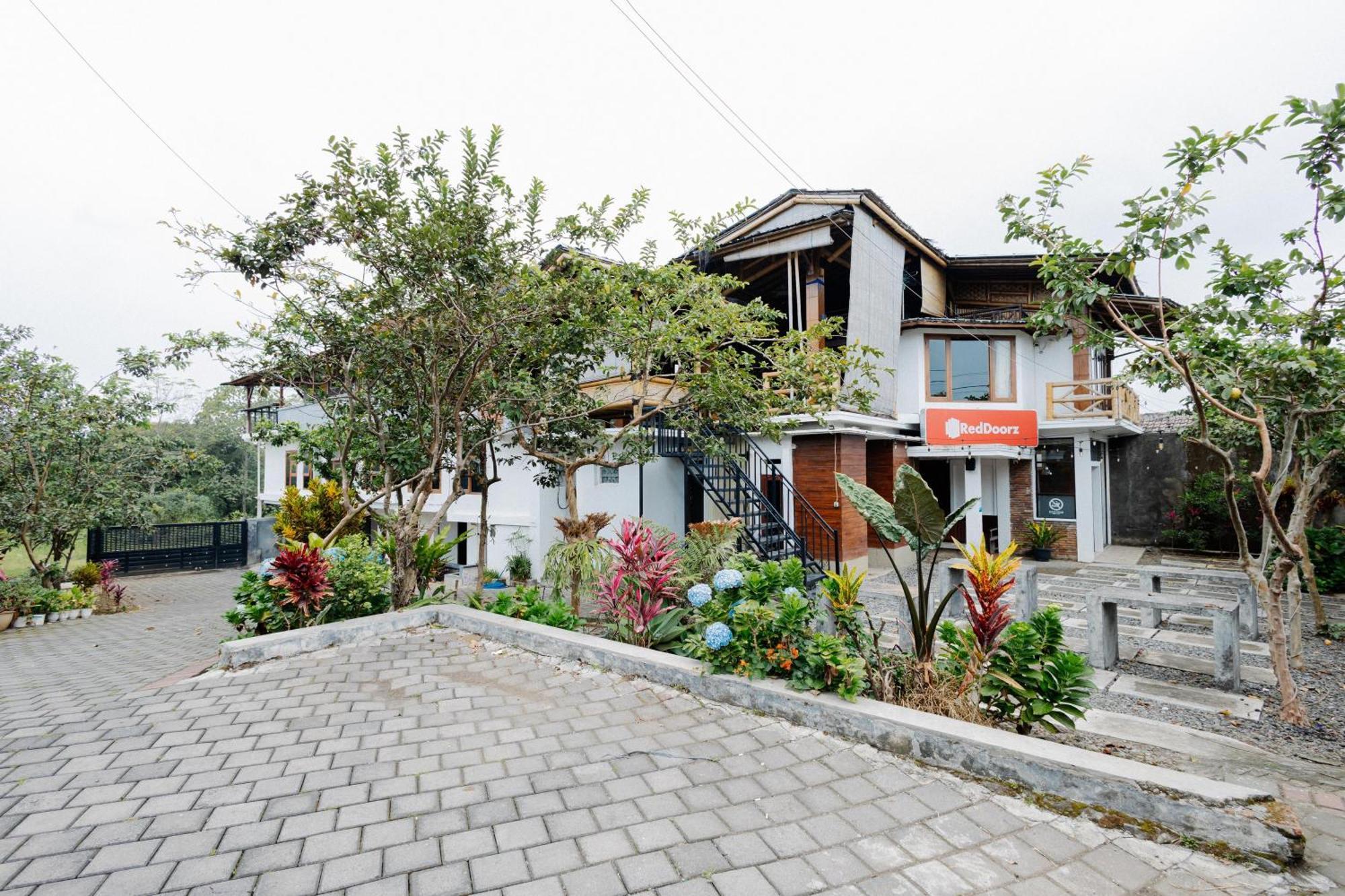 Reddoorz Syariah At Wisma Djokorio Poncokusumo Malang Zewnętrze zdjęcie