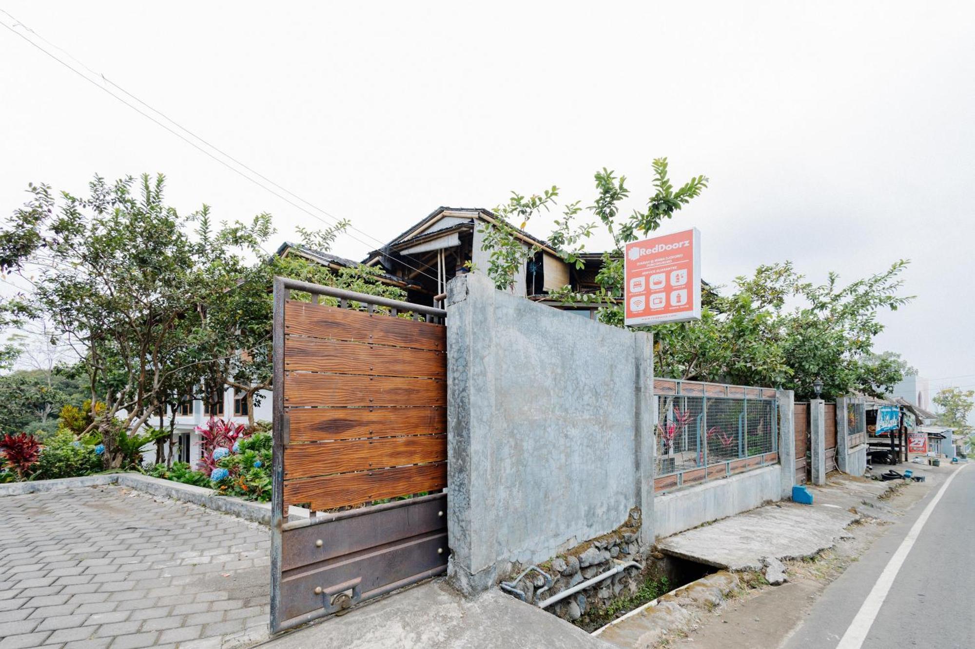 Reddoorz Syariah At Wisma Djokorio Poncokusumo Malang Zewnętrze zdjęcie