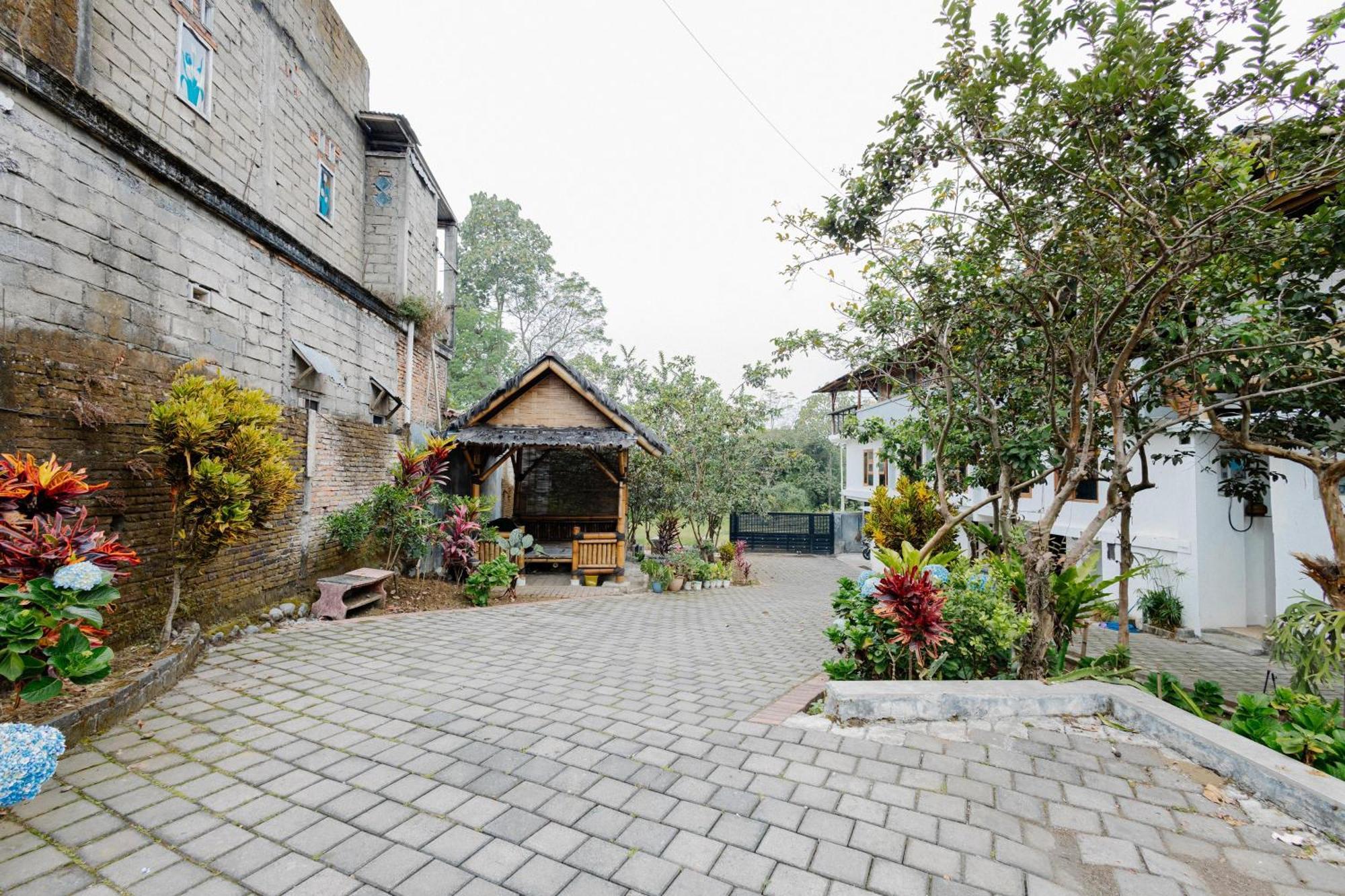 Reddoorz Syariah At Wisma Djokorio Poncokusumo Malang Zewnętrze zdjęcie