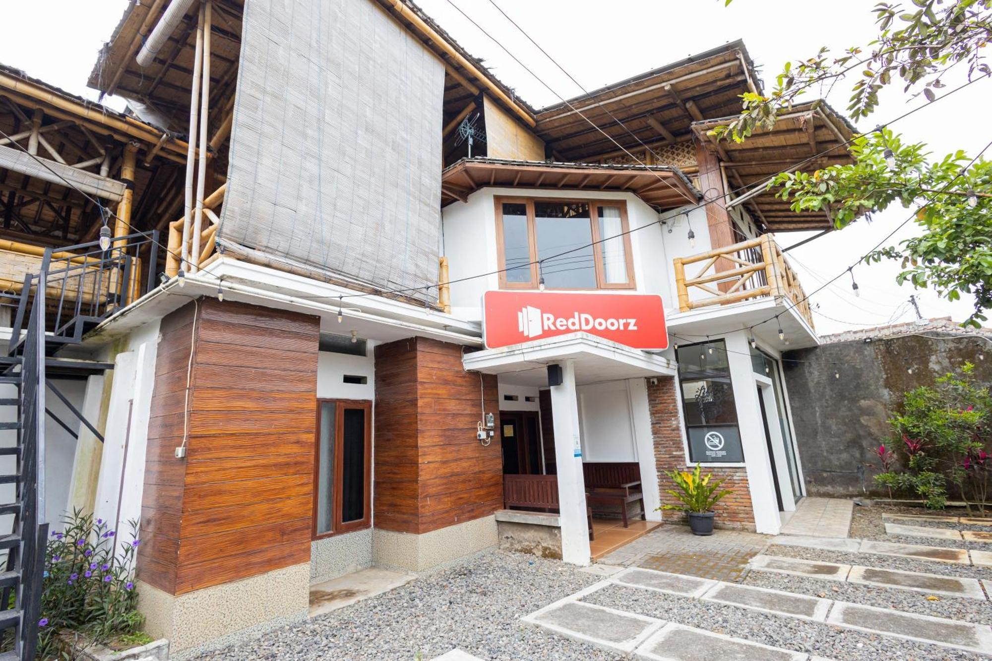 Reddoorz Syariah At Wisma Djokorio Poncokusumo Malang Zewnętrze zdjęcie