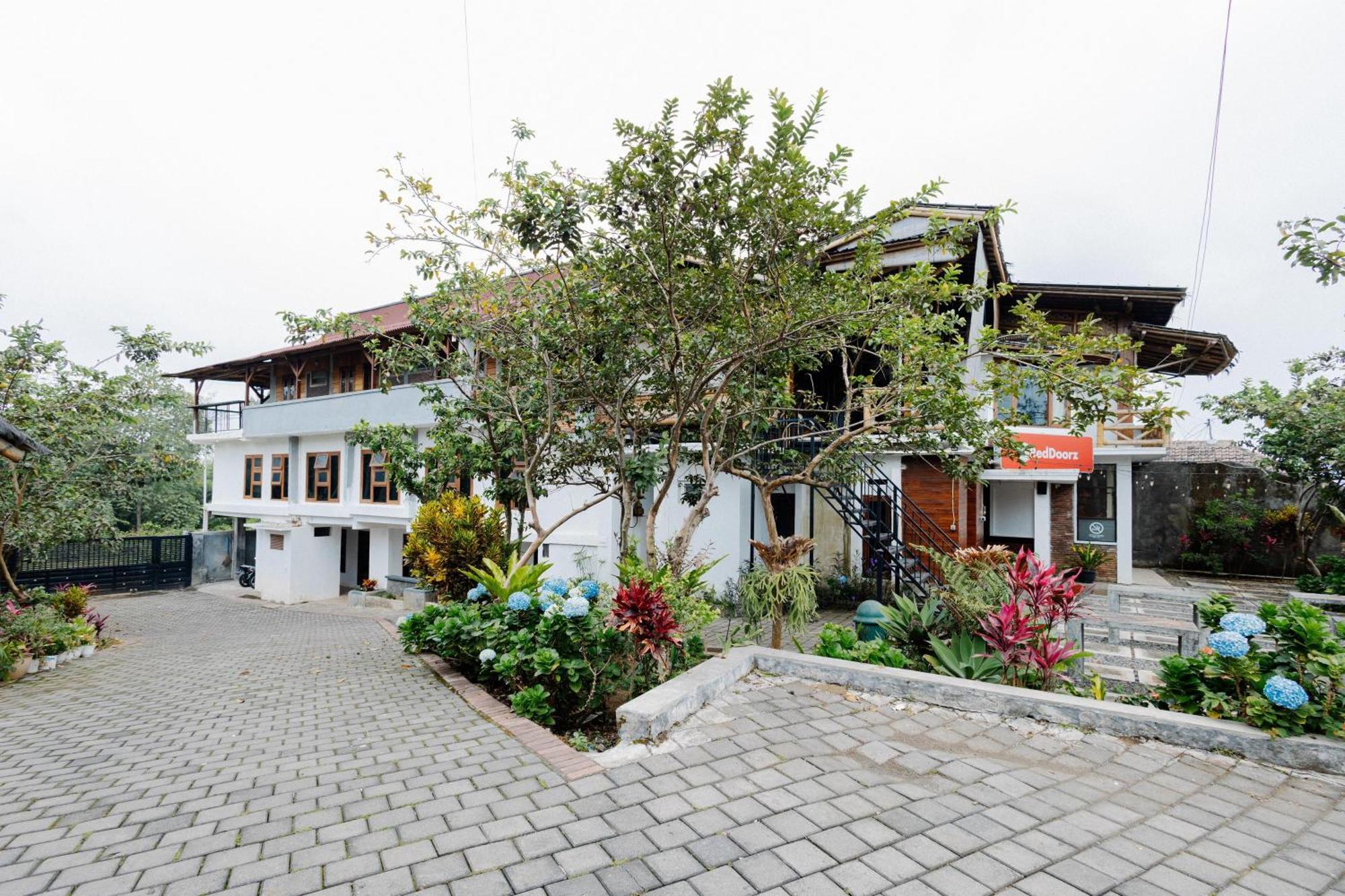 Reddoorz Syariah At Wisma Djokorio Poncokusumo Malang Zewnętrze zdjęcie