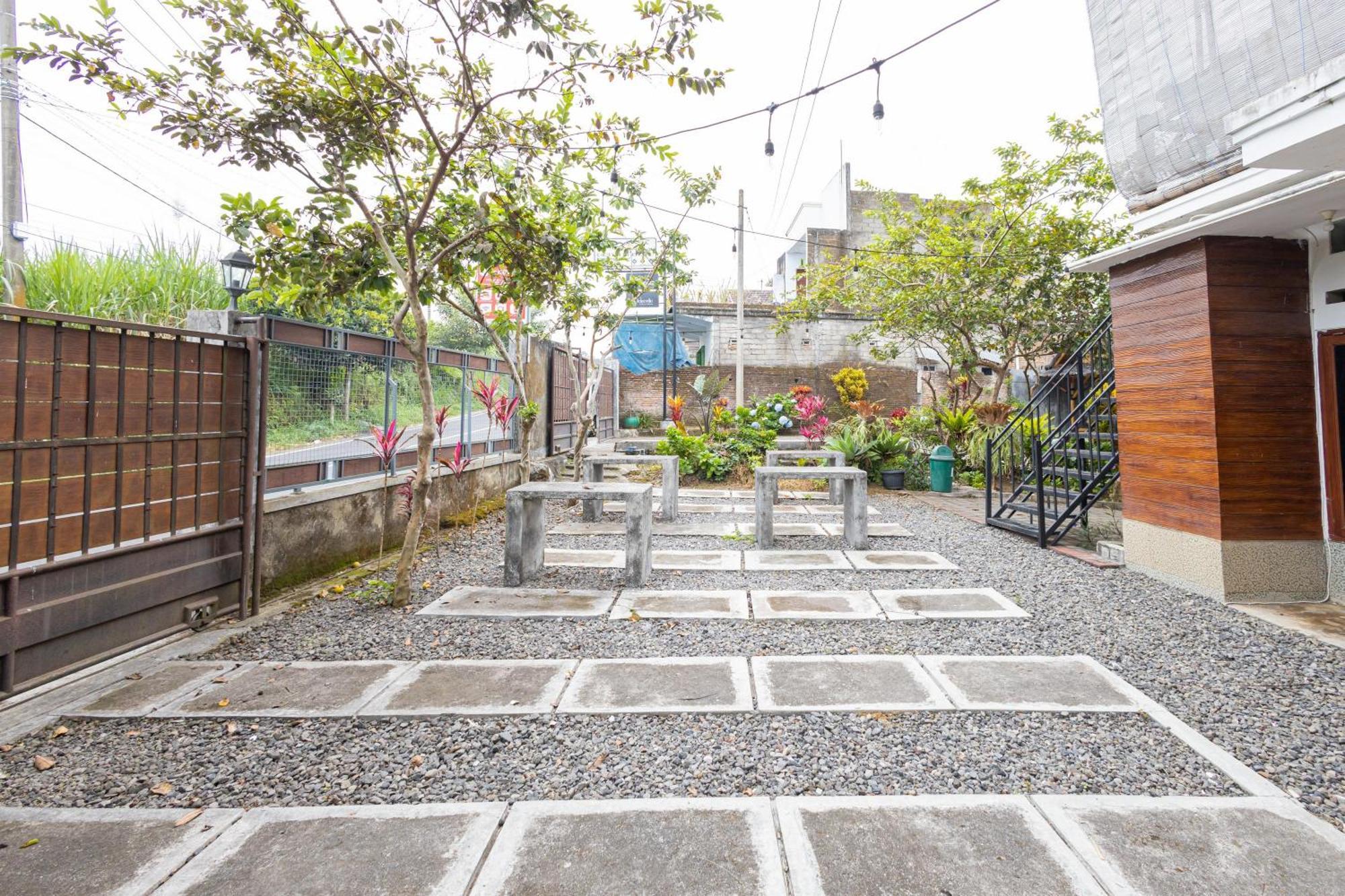 Reddoorz Syariah At Wisma Djokorio Poncokusumo Malang Zewnętrze zdjęcie